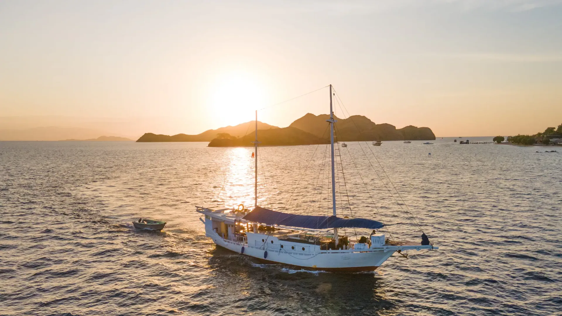 Jinggo Janggo sailing into the sunset near Labuan Bajo