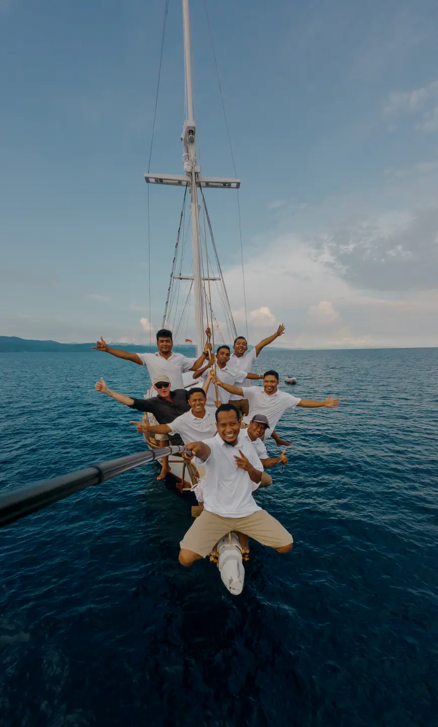 Anne Bonny crew posing on the bowsprit over the sea