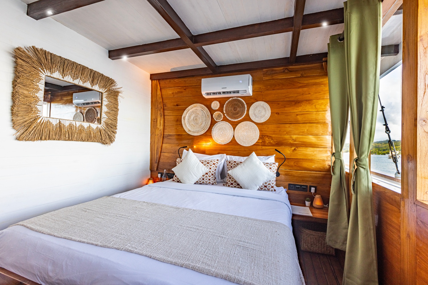 Double cabin on Fenides with queen bed and sea-view window