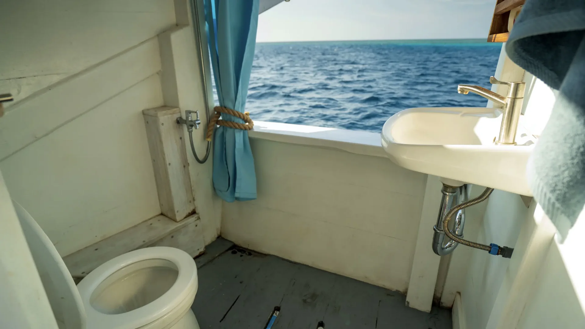 Ensuite bathroom on Jinggo Janggo with open window overlooking the sea