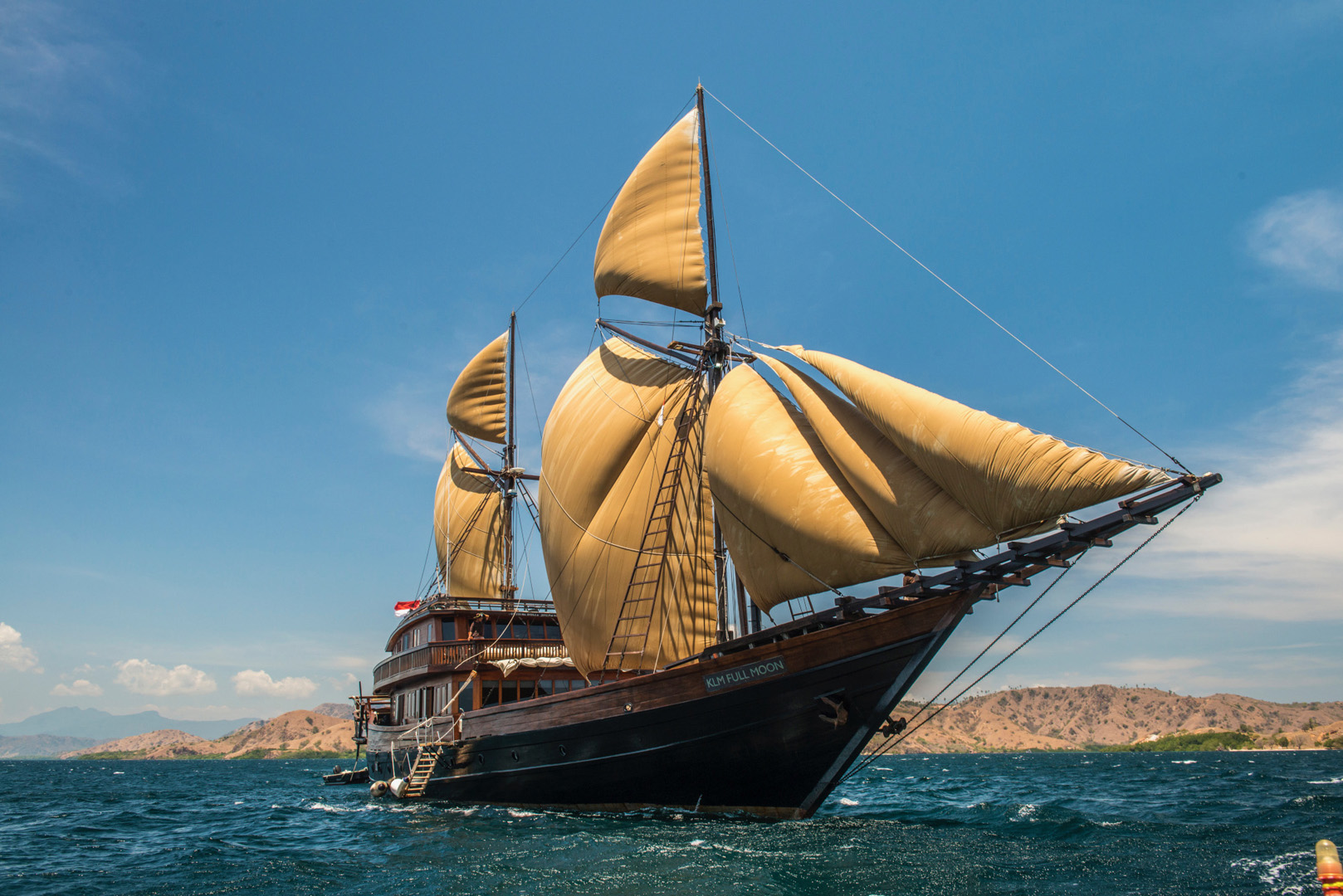 Alila Purnama running with the wind, tan sails filled