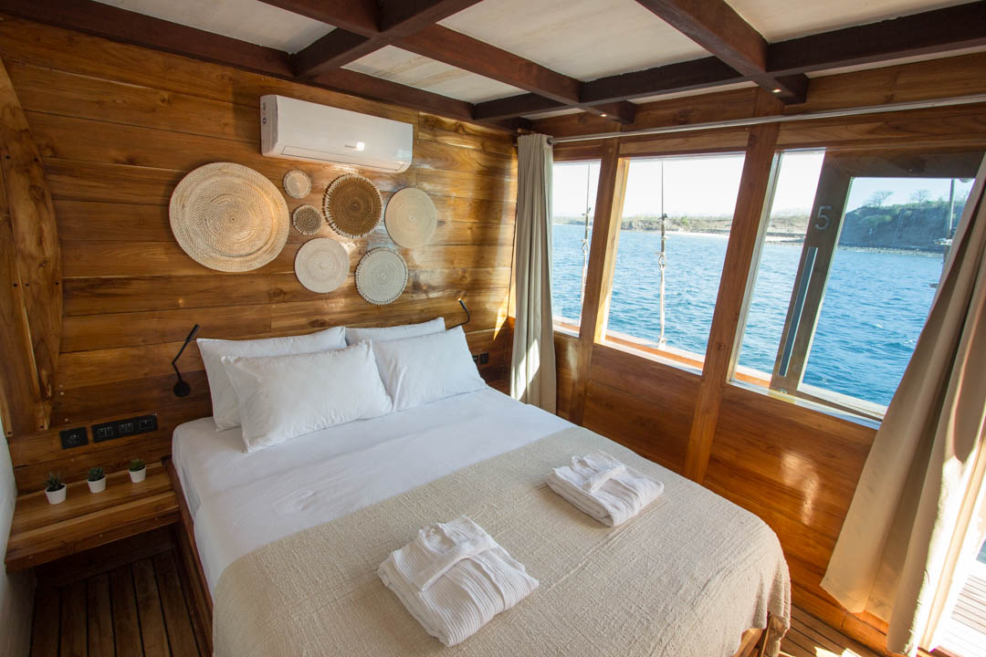 Double cabin on Fenides with queen bed and large sea-view windows