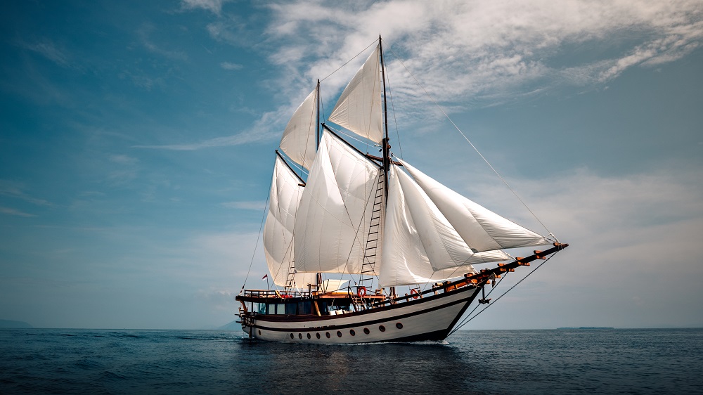 Senja sailing side-on with all sails set on a sunny day