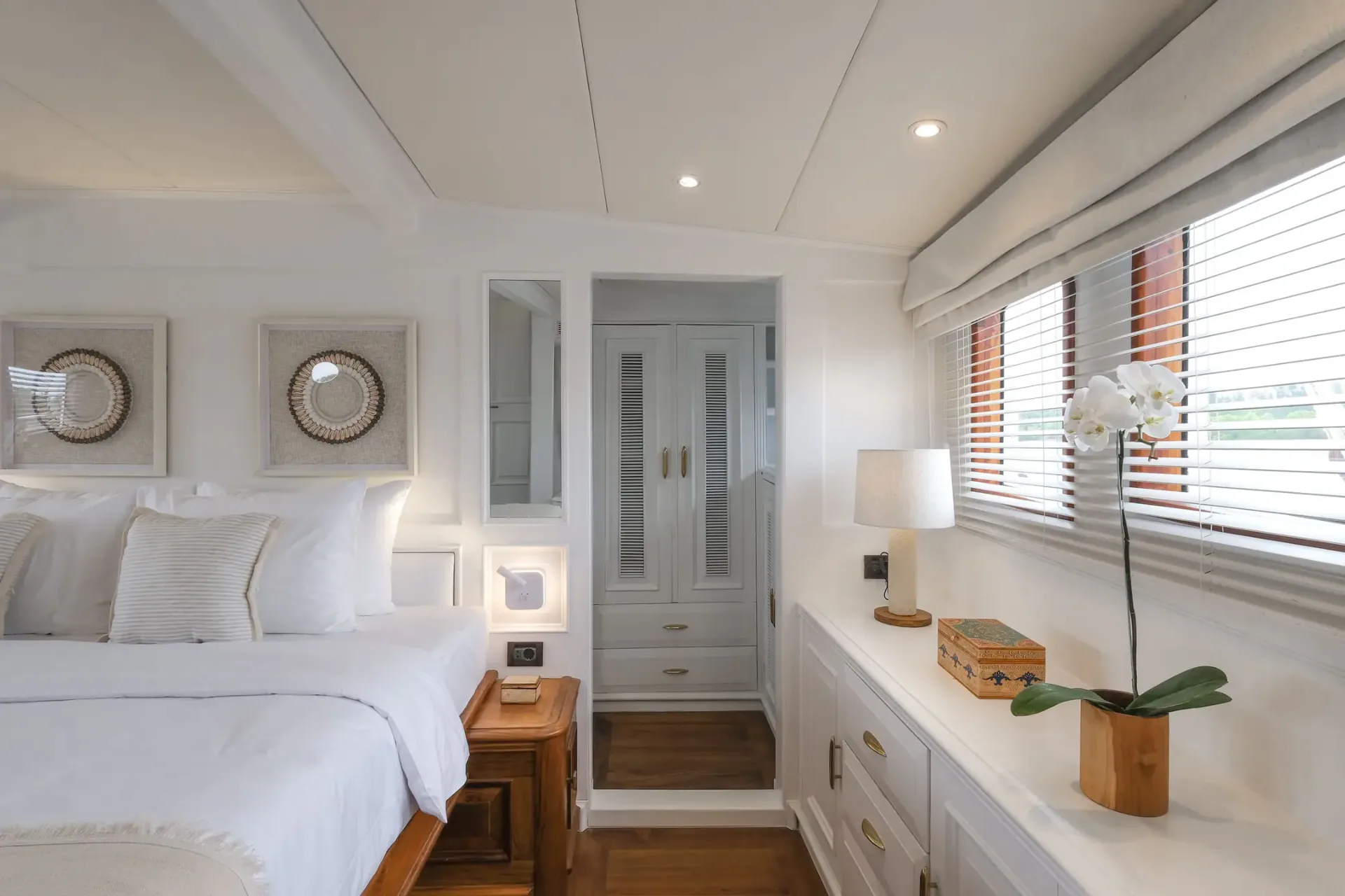 Mutiara Laut cabin with orchid, blinds and warm teak floor