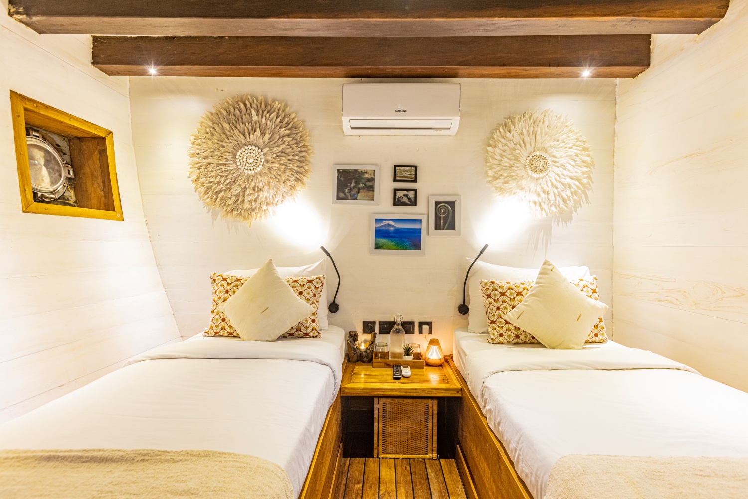 Twin cabin on Fenides with two single beds and porthole