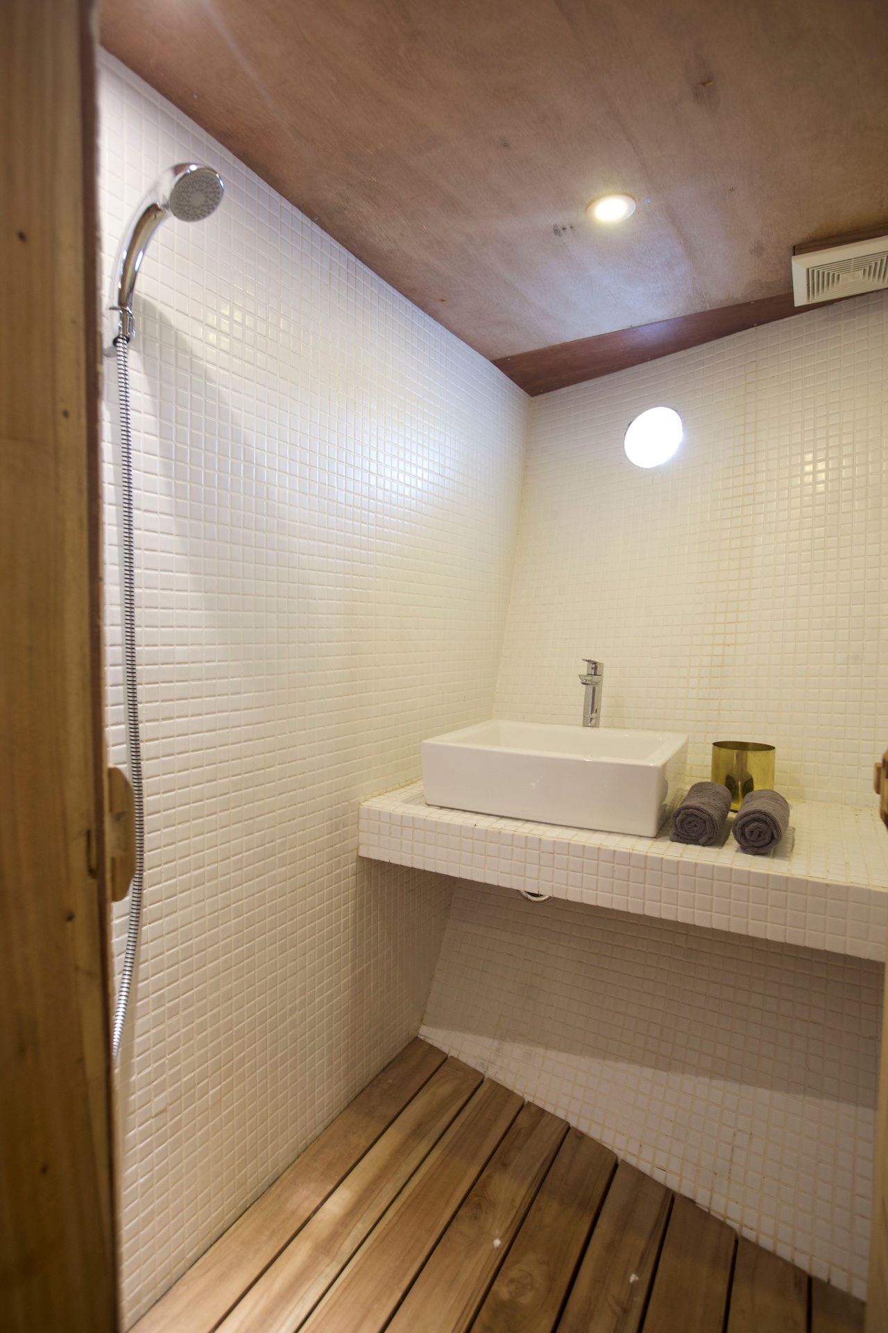 Splendour wet room with rain shower, vessel sink, mosaic tiles and teak slatted floor